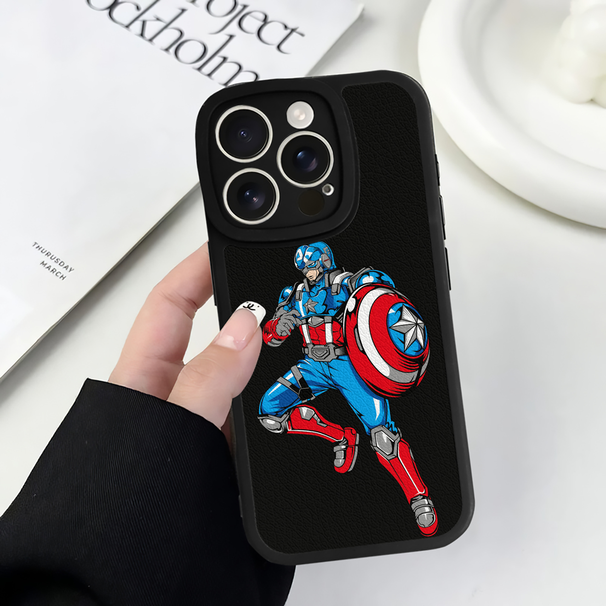 （画像用） アベンジャーズ The Avengers 【iPhone 16シリーズ対応】シリコンスマホケース（レザー調） 材質：シリコン